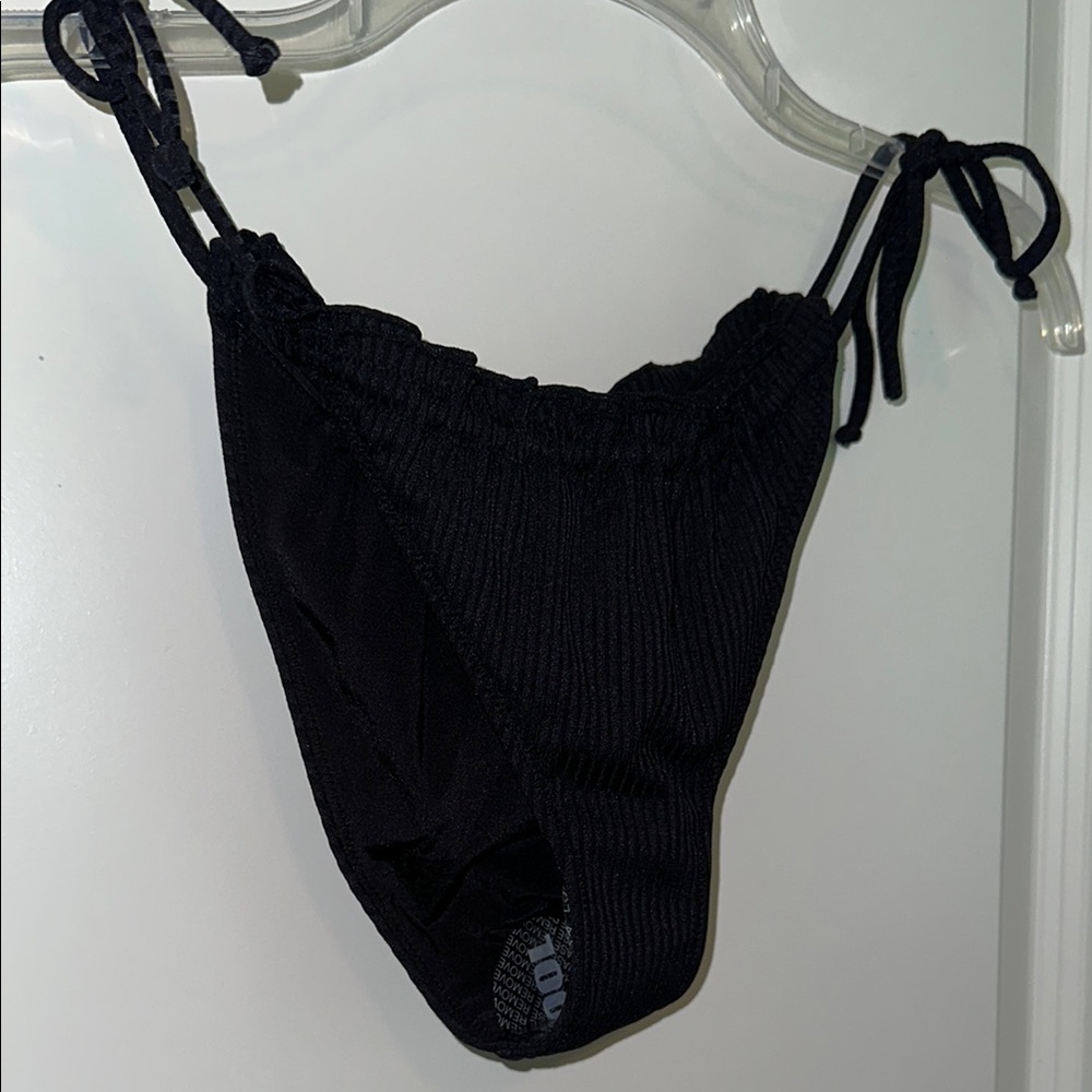 IT’S NOW COOL Black Ruffle Bottoms